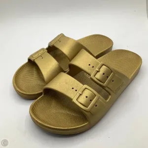 Sandals Flats By Cmb In Gold, Size: 7