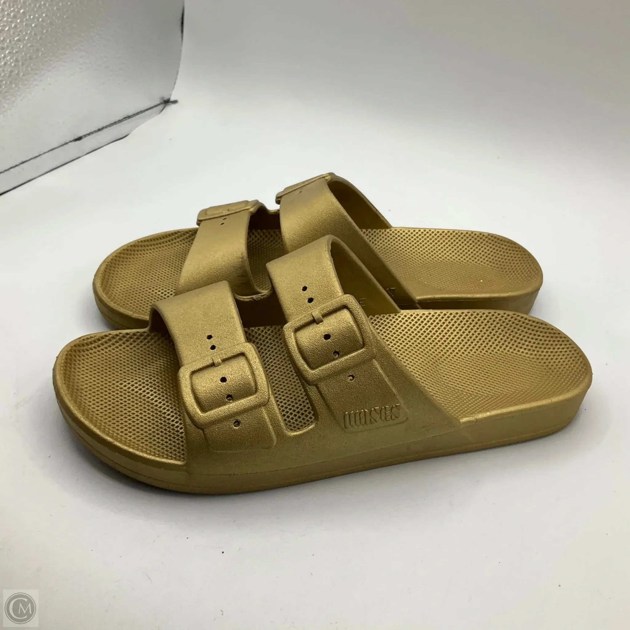 Sandals Flats By Cmb In Gold, Size: 7