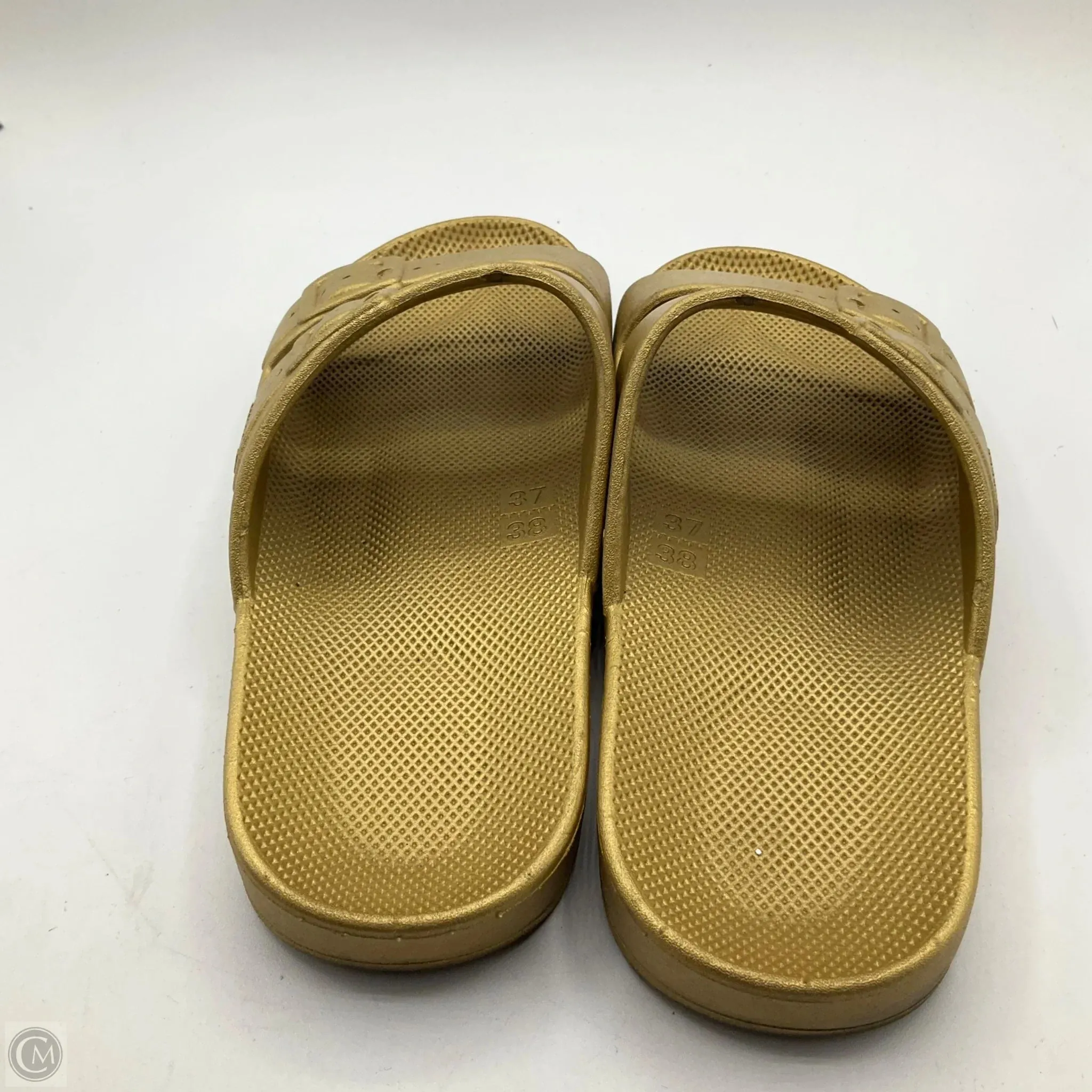 Sandals Flats By Cmb In Gold, Size: 7