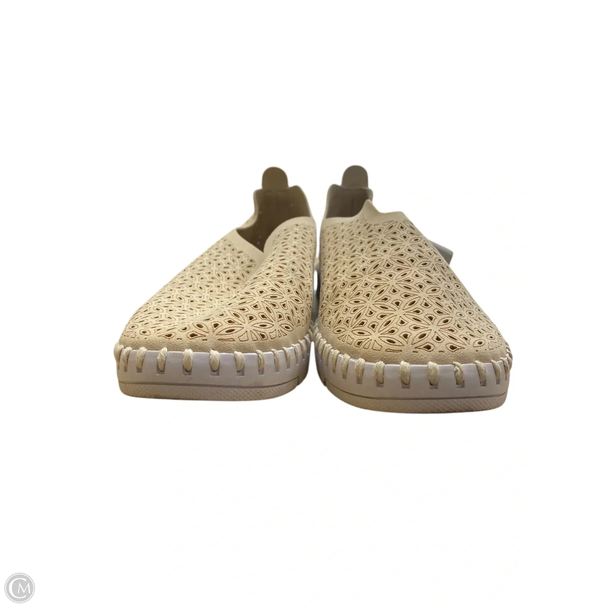 Shoes Flats By Clothes Mentor In Cream, Size: 9