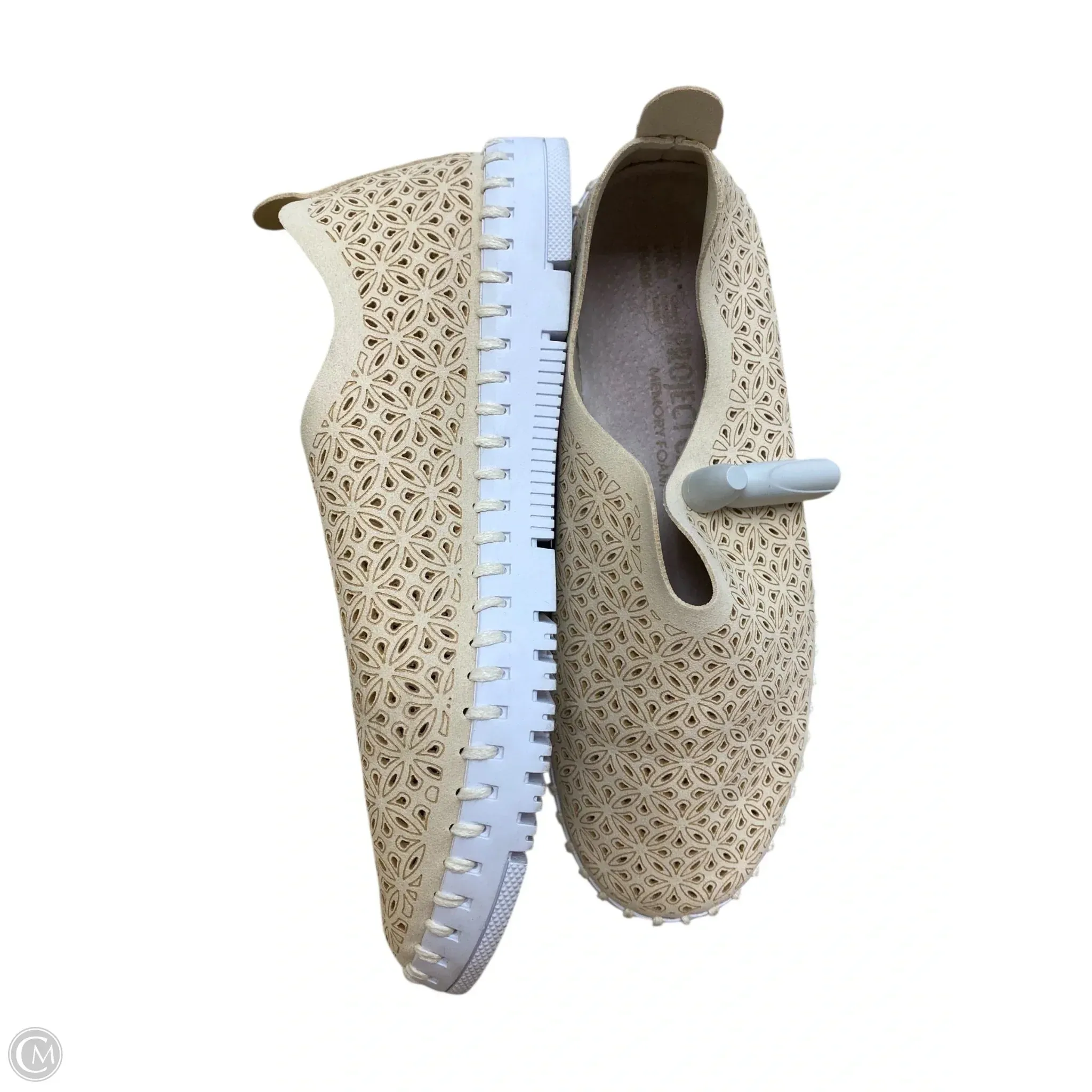Shoes Flats By Clothes Mentor In Cream, Size: 9