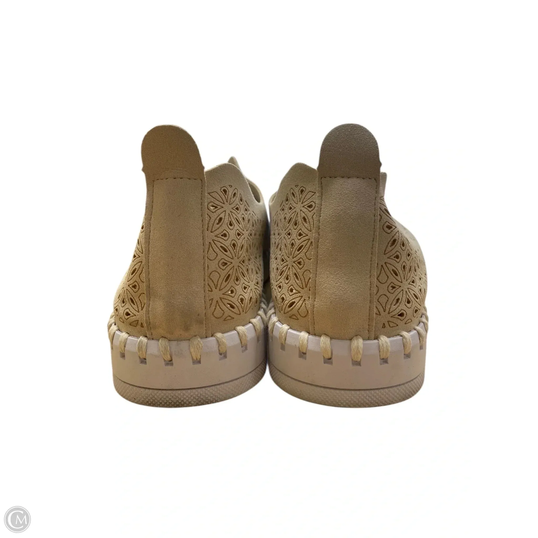Shoes Flats By Clothes Mentor In Cream, Size: 9