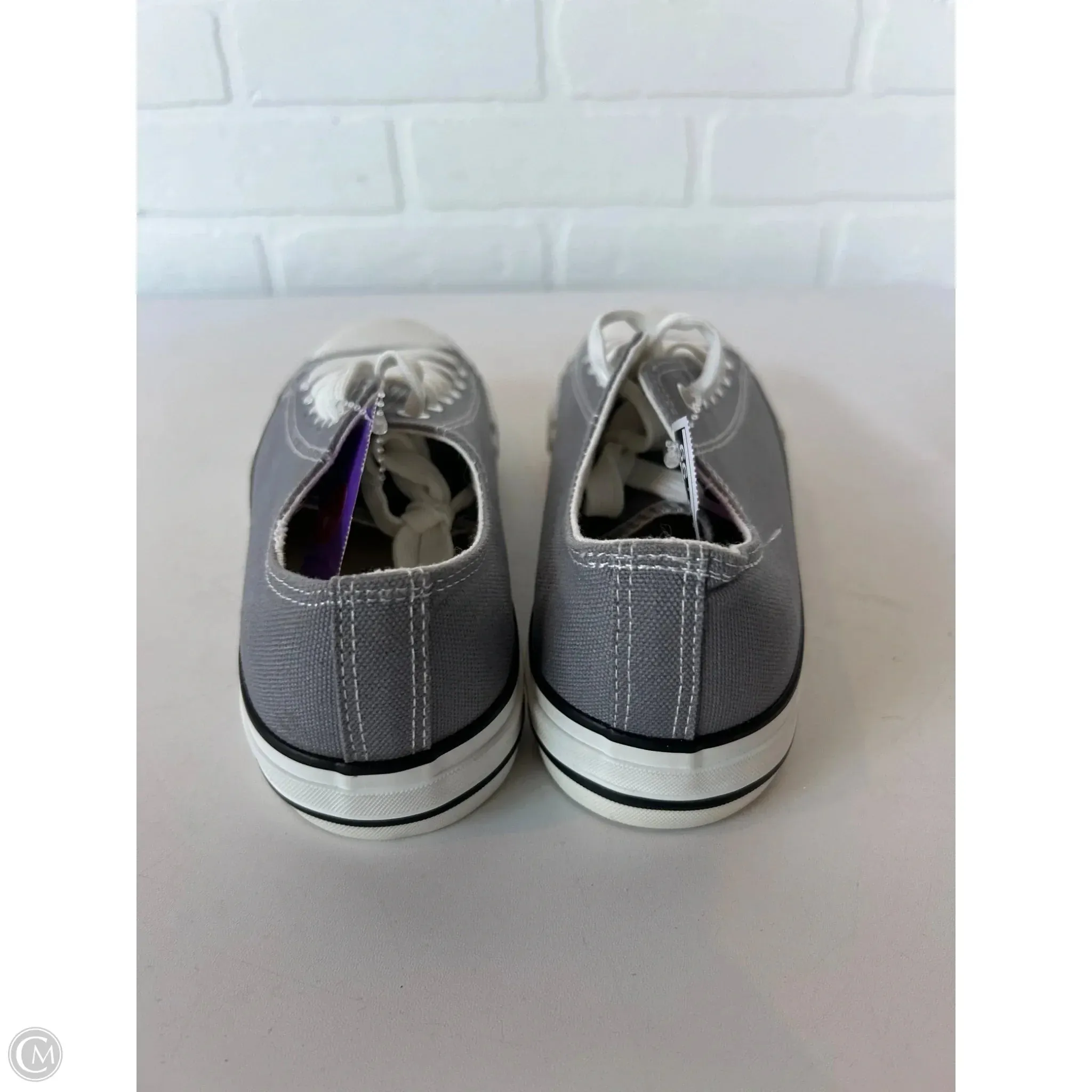 Shoes Sneakers By Clothes Mentor In Grey & White, Size: 8