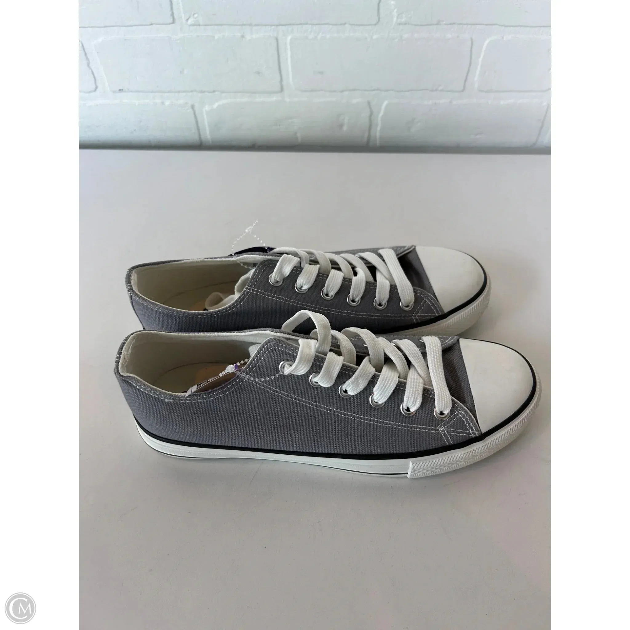 Shoes Sneakers By Clothes Mentor In Grey & White, Size: 8