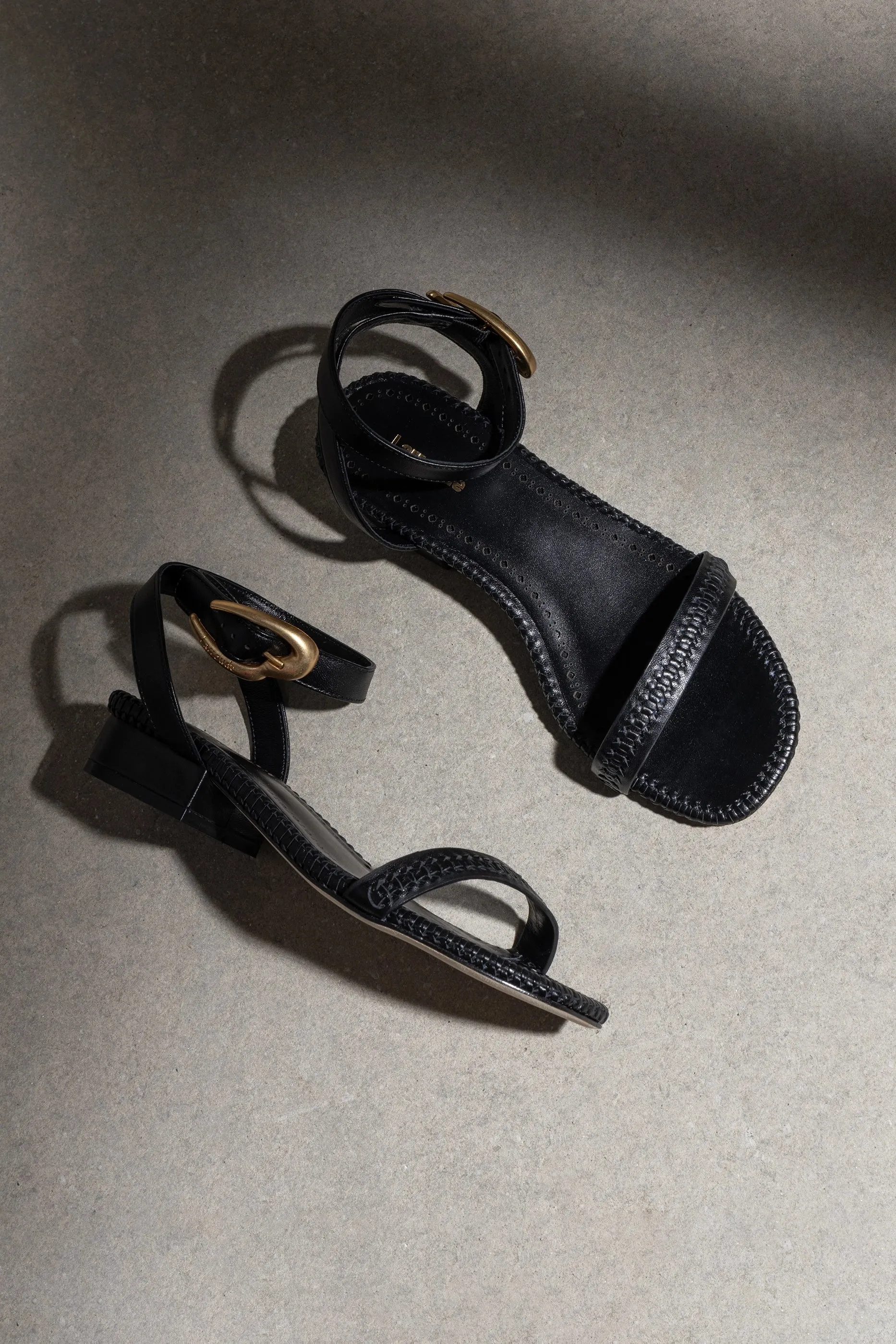 Verona Flat Sandal In Black Leather